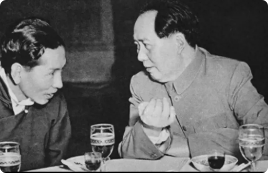 毛泽东60岁生日宴，王芳连喝10杯茅台，几年后主席又送给他10瓶！

1974年