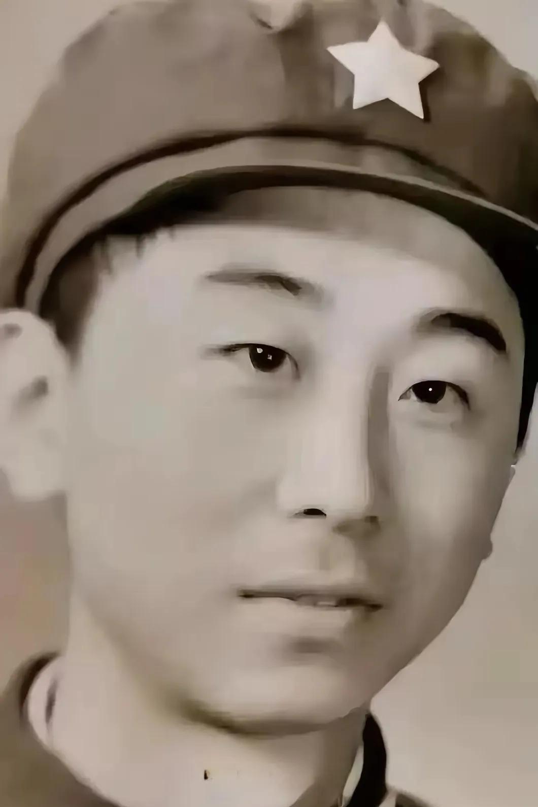 冯巩的军人情结，让我佩服死了！   他年轻时在天津纺织机械厂工作期间应征入伍，成