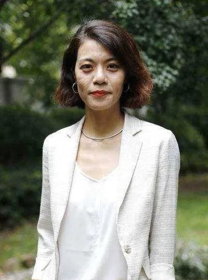 陈果说：“深爱你的人，和你聊的都是柴米油盐，人间烟火；浅爱你的人，和你聊的都是风