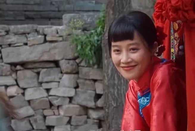 《生万物》银子幸亏嫁给了宁学祥，如果嫁给铁头，她的结局会更悲惨。
一个男人如果爱
