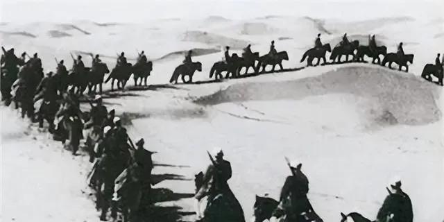 1949年12月13日，我军司号员杨忠孝在追击马家军残匪时，击毙了一名匪徒。由于