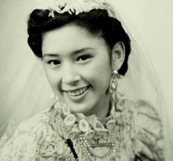 1938年，李宗仁夜会女记者，被妻子郭德洁撞破。她摔碎茶盏，大哭大闹。谁料，黑漆