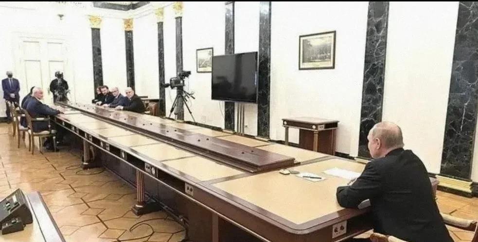 一张是俄罗斯总统听取汇报的场景
一张是英国下议院开会时的场景
孰优孰劣，见仁见智