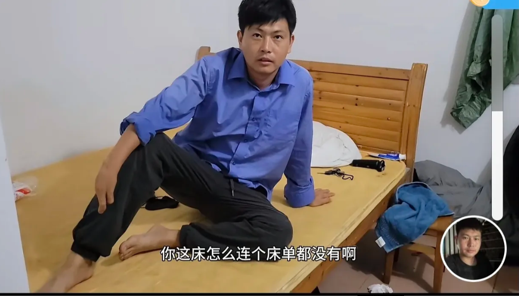小魏落魄了，独自一人躲在河口的出租屋。睡觉连条被子也没有，半夜饿醒也只能买碗炒面