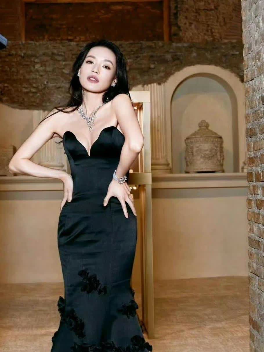 舒淇一袭黑色抹胸鱼尾拖地裙  女人味真的“好浓”