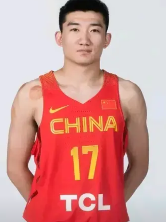 不得不感叹孙铭徽真有经验！
生死之战第四节，青岛国信制药连连3分投篮命中，掀起了
