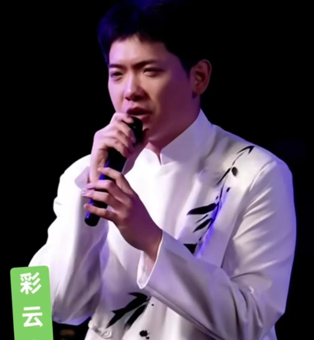 董宇辉携同行者精彩亮相











天哪！你敢信？！董宇辉带着他的小伙