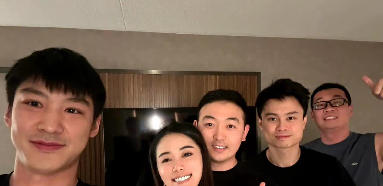 周启豪的脸好方啊！[捂脸]
王皓的牙好白
林诗栋的眼睛好大
王楚钦的小腿好