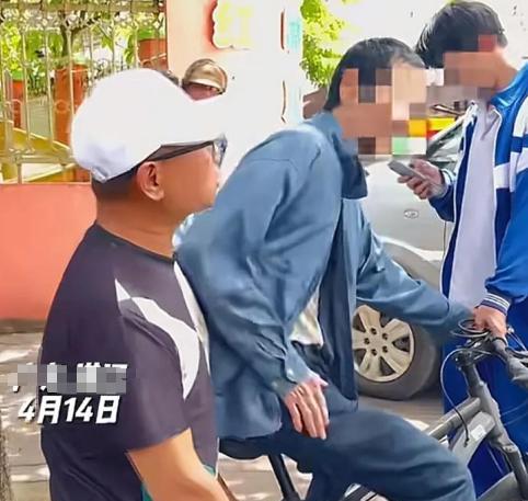 “理不直气也壮！”男孩去超市买东西，把自己的自行车停在路边没上锁，结果刚出来就看