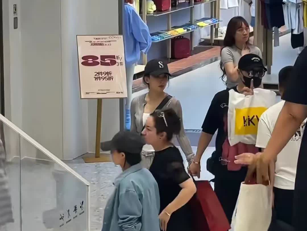 汪峰否认和宁静恋爱，带森林北逛街购物补偿女友，她身材真好……

森林北紧身衣
