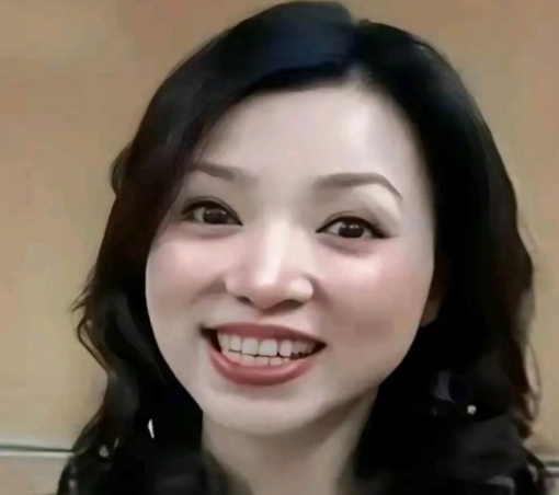 还没有进入央视之前的董卿，和在央视的董卿，简直是判若两人。其实早年间她的长相比较