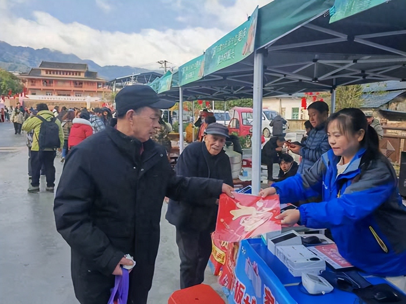 兰田瑶族乡成立40周年活动上的“移动蓝”