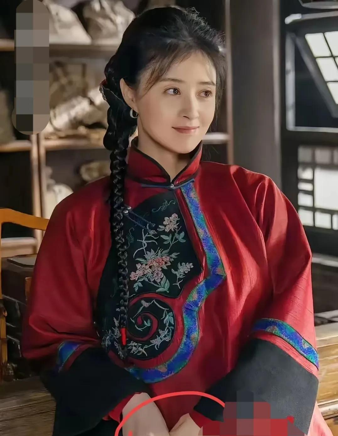蒋欣适合演妖媚惑主的角色，像华妃这样的脚色，把华妃演的无法超越