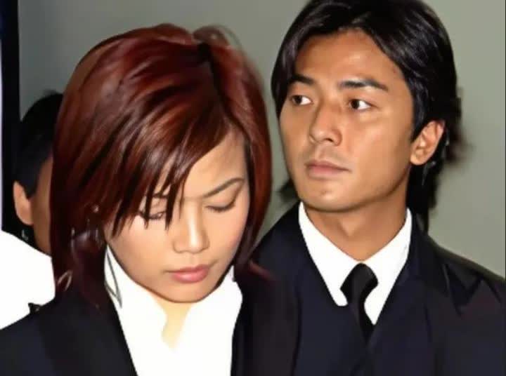 2002年，罗文葬礼上，容祖儿与郑伊健为师傅罗文灵堂守灵时的一幕一日为师终生为父