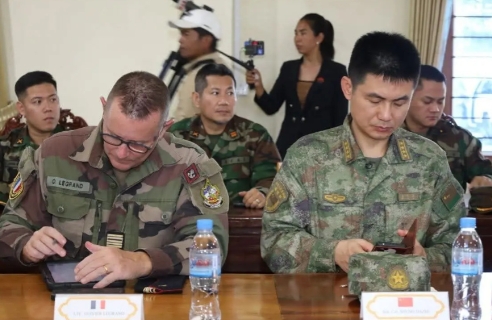 柬埔寨邀请13国大使及武官，赴边境了解柬泰冲突情况，之后设置了会议室，使用图文方