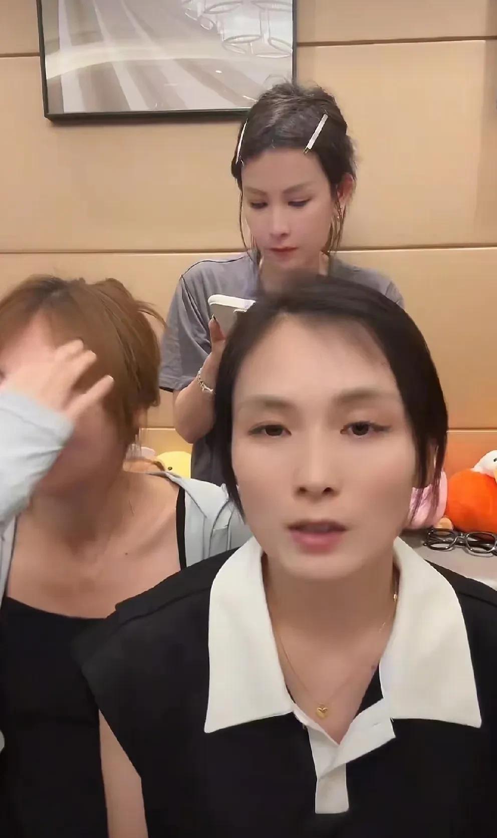 二哈姐在直播间里发出了虎狼之词。她跟网友讲述了有些地区国家人的生活习惯，简直了，