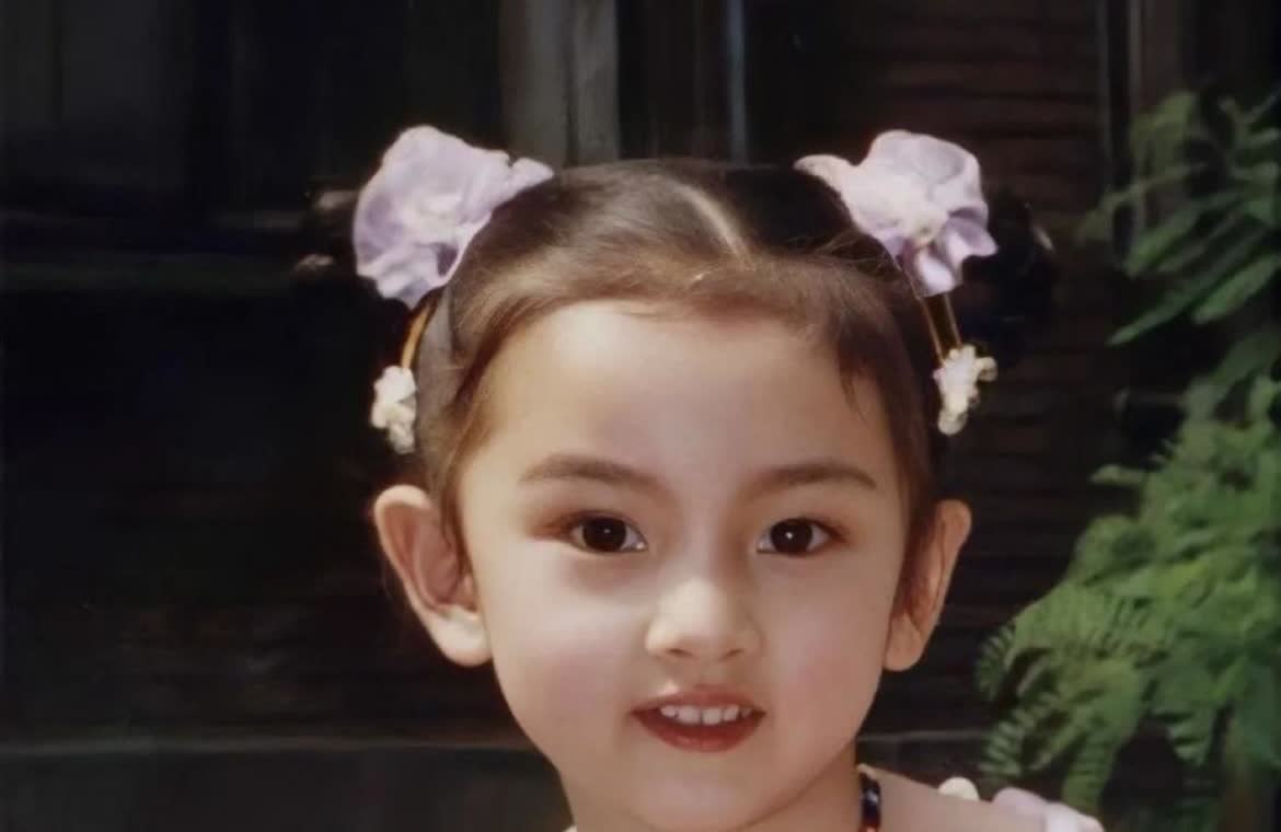 宋祖儿，本名叫孙凡清。

艺名为啥连姓都改了？

刚开始觉得张若昀这个名