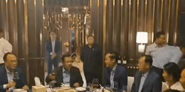 吃饭先摸枪，坐门口

这日子，换你扛得住？

洪森，柬埔寨首相，实权比国