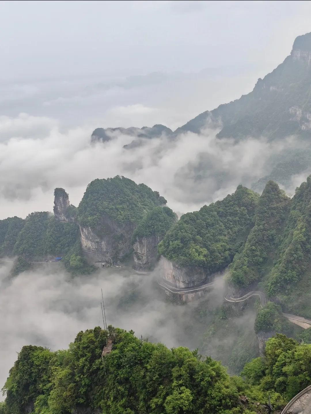 张家界的天门山也太美了吧
远远看过去的时候
那个山呐是又高又陡，但是山顶上竟然全
