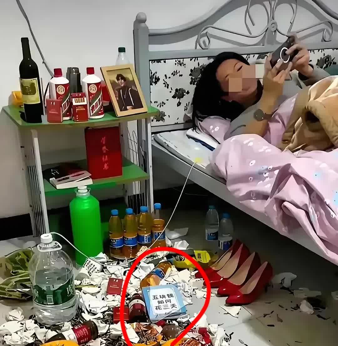 贵州，有一名外卖小哥到一个小区送餐，当他来到订餐客人家门口的时候，发现大门半开着