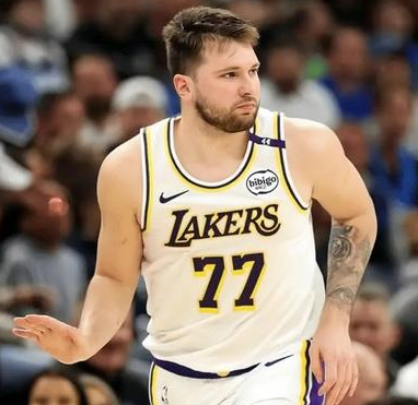 东契奇复出砍下44分，湖人险胜灰熊。NBA杯小组赛，湖人客场挑战灰熊，这场比赛，