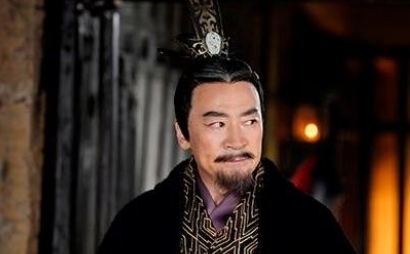 公元前66年，霍光被灭族，皇后霍成君抱着汉宣帝的腿哀求说：“陛下就看在父亲的面子