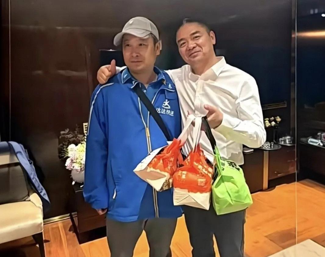 吃瓜总不嫌事大！
刘强东给外卖小哥1000块，居然被喷了？有人嫌少说这是施舍，我