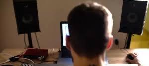 美国有一个叫迈克尔·史密斯的52岁的中年男子，用AI制作了上千首歌，同时又用了很