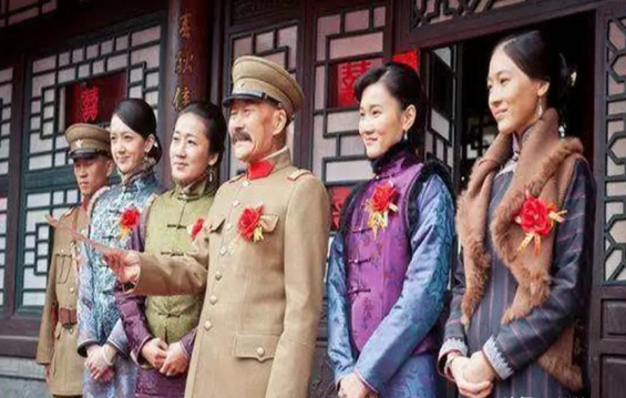 1916年，不惑之年的张作霖看上了一个18岁的小姑娘，女孩母亲不同意，这个是可以