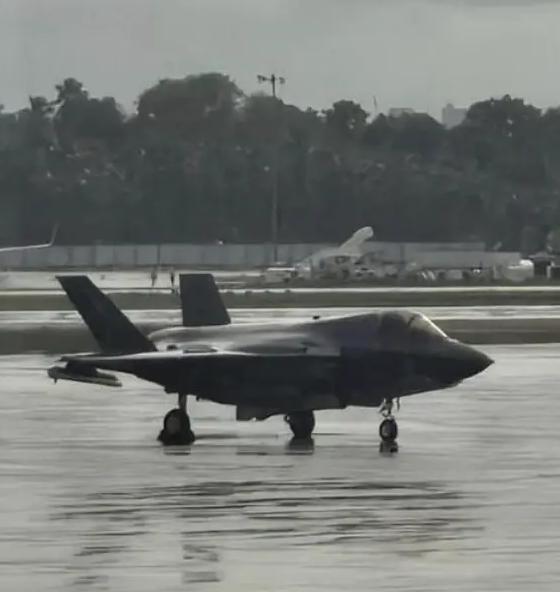 受困的英国F-35战斗机终于离开印度，飞回母舰。
一名印度官员证实，这架1.15