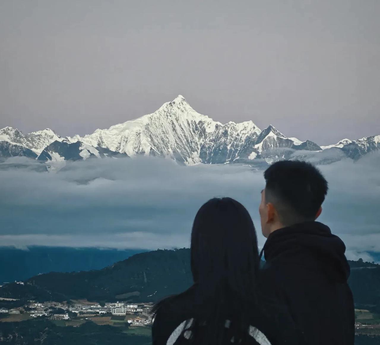 一张背景图，可以看出张馨予和老公还能走很远……
有的网友，误以为张馨予老公是保安