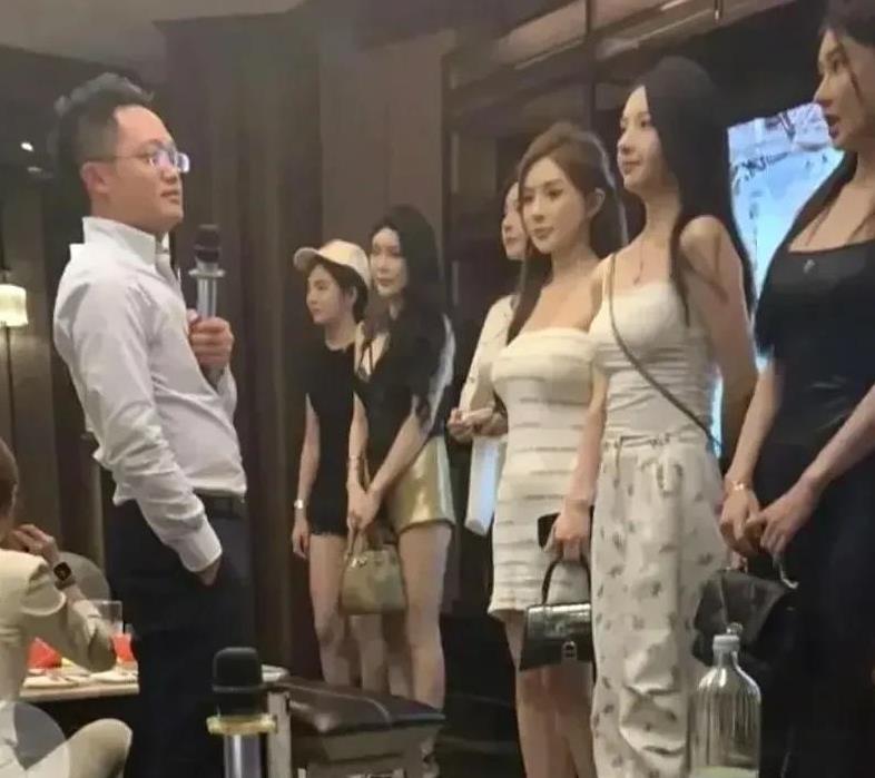 总监忙了半年，终于做成了一个大单，他来到KTV消遣的时候，他满脸红光带着沐浴春风