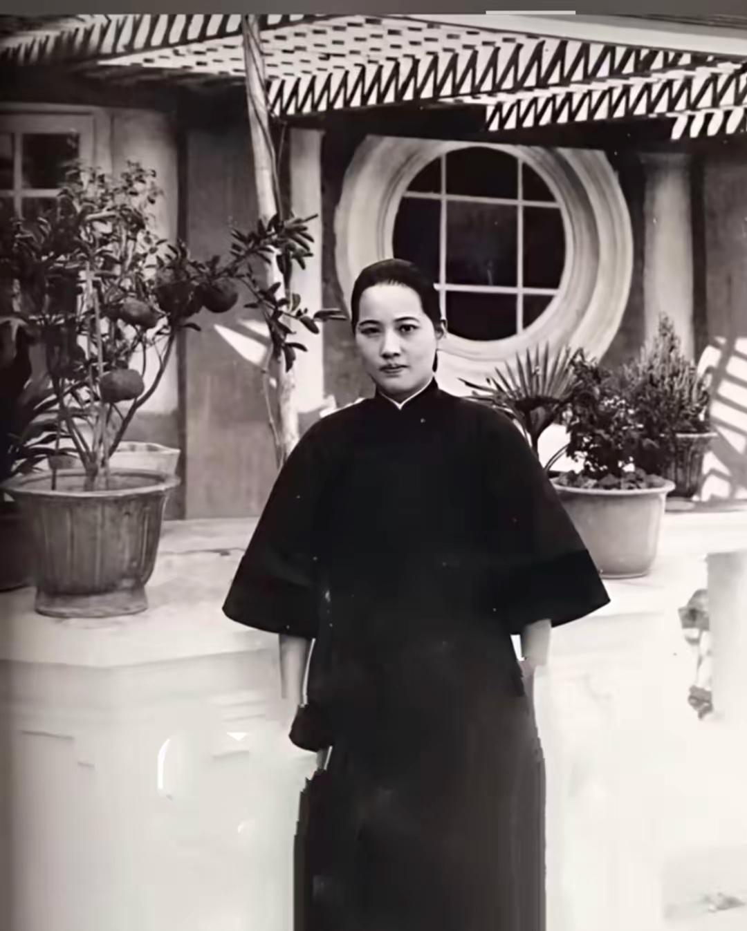 这是宋庆龄在上海寓所花园的真实留影，都看看吧，这可不是演员扮演的。
宋庆龄出生在