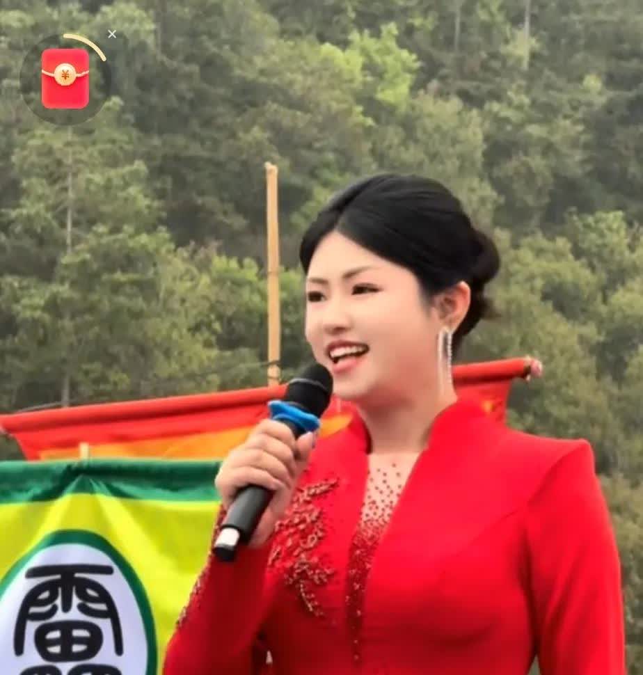 罗娇与徐子崴在井冈山上演唱红歌，尽管当时下着小雨，可大家的热情丝毫不减。
他们