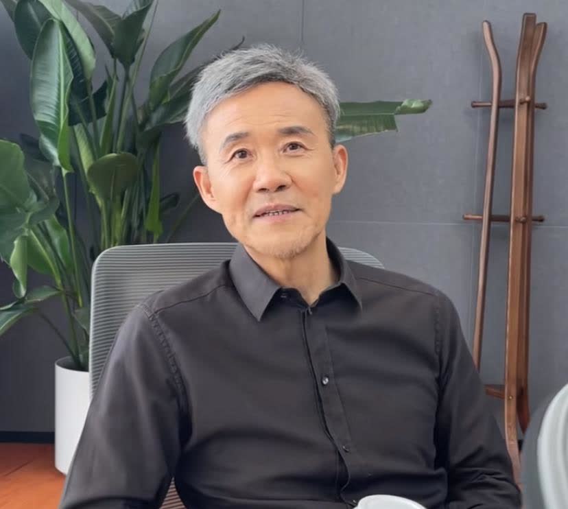 王石，早谢顶了吧了？73岁，竟然长头发啦？这是植发了？还是戴的假发呀？看着花白像