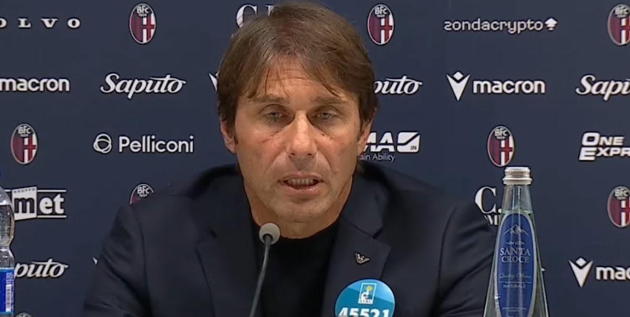 孔蒂又开始甩锅？在意甲第十一轮比赛中，那不勒斯客场0:2负于博洛尼亚。而在赛后新