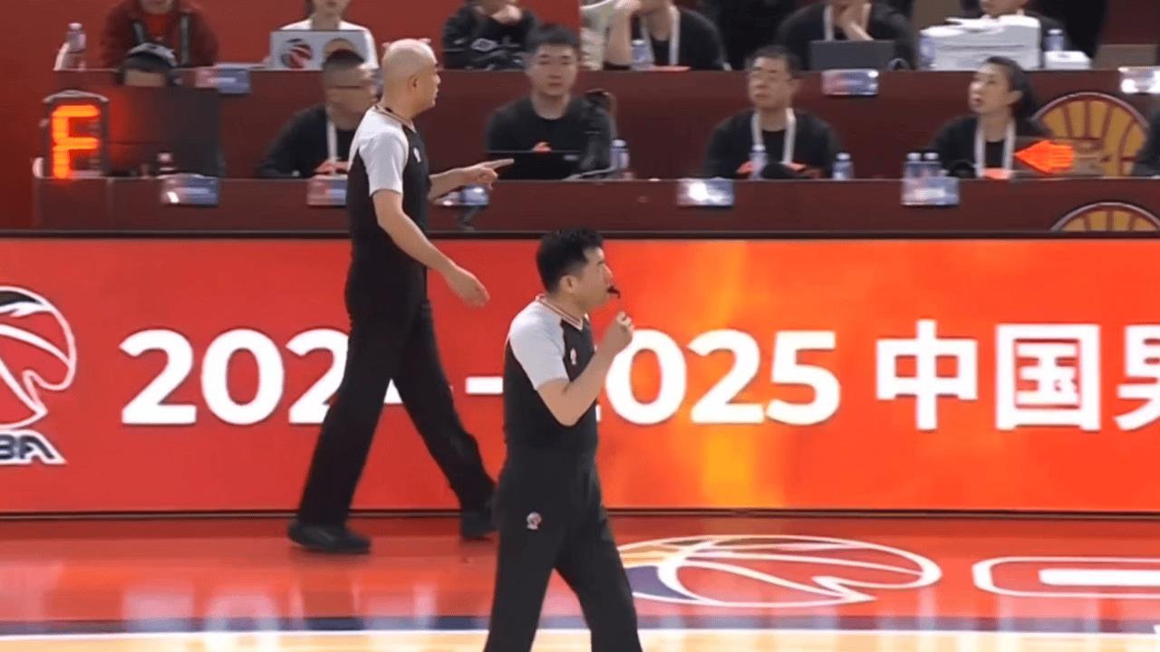 CBA现昔第一恶汉交锋，张宁脆败给许钟豪。
本赛季第43轮山西vs广厦四番战，广