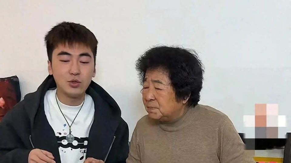 千万网红田姥姥外孙可心塌房！女友欧尼熊曝其家暴，出轨有新欢