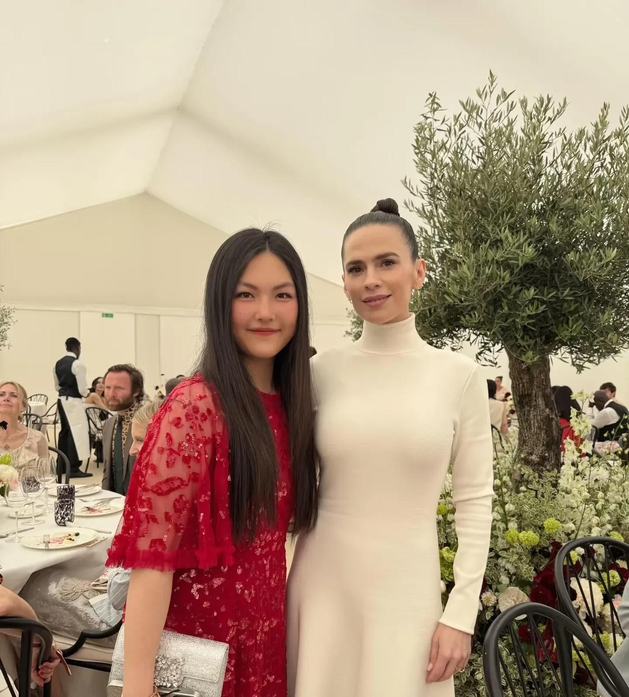 李湘的社交圈这么广吗？又带着女儿长见识去了！
李湘和女儿王诗龄在英国，盛装亮相卡