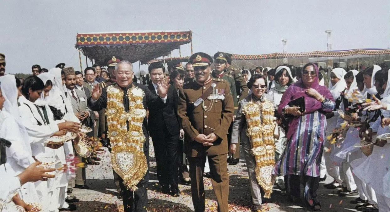 1984年3月，李先念踏上了访问巴基斯坦的友好之旅。当地群众满怀热情，以极具特色