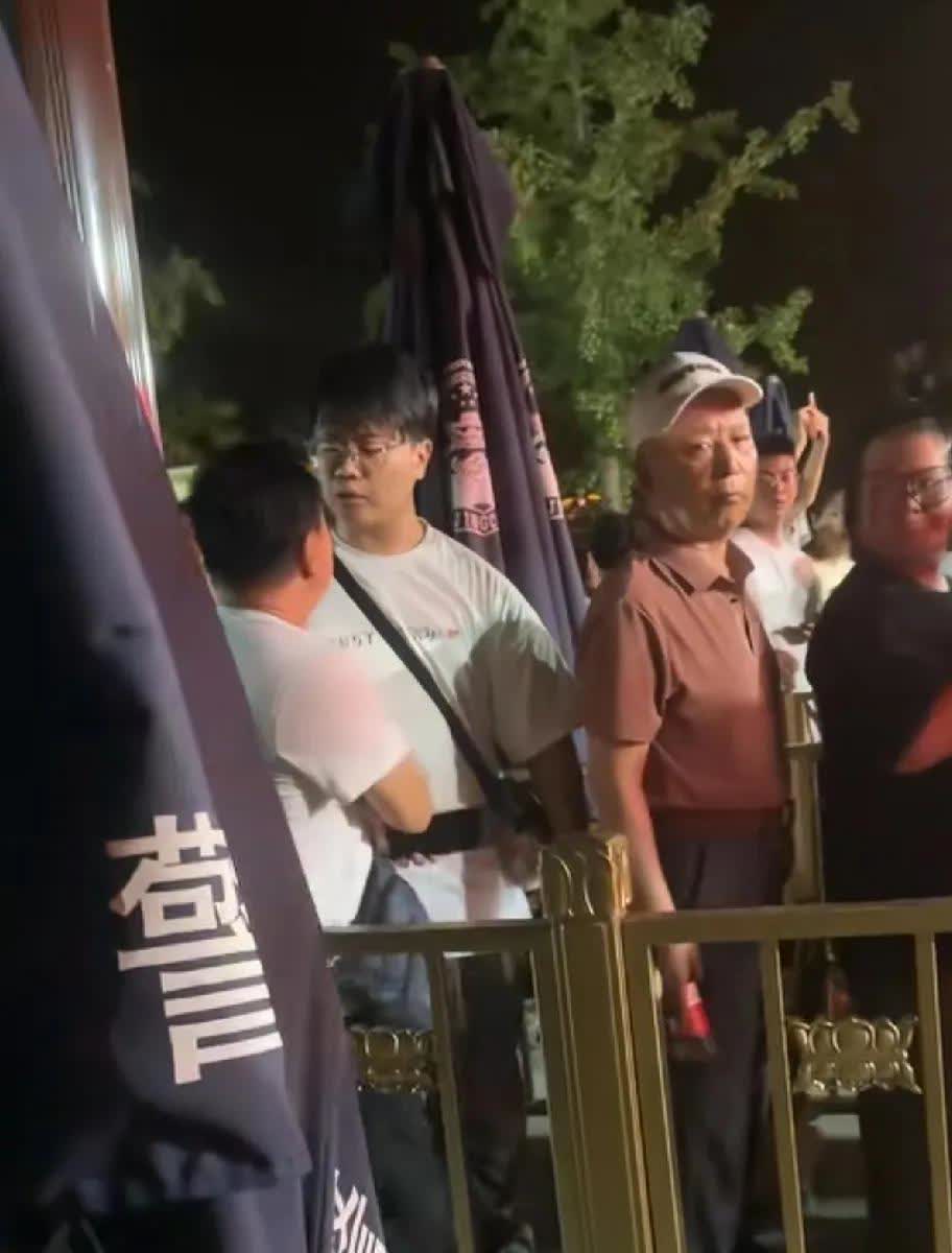 好样的！
天安门前小伙怒怼插队男子
评论区网友大赞！

有网友在网上分享