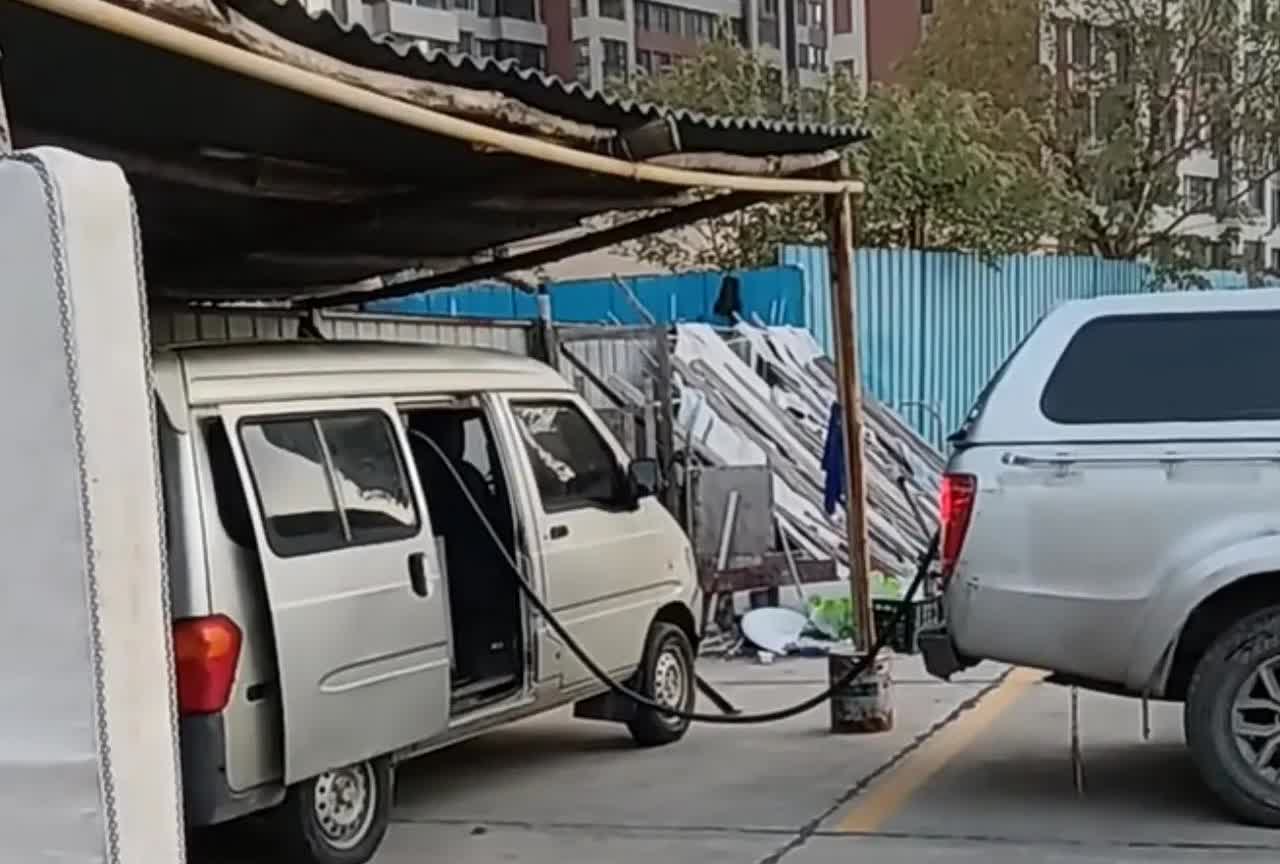 今天朋友神神秘秘跟我说，他一直加的一个小加油站，95号汽油只要6块5。我当时就震
