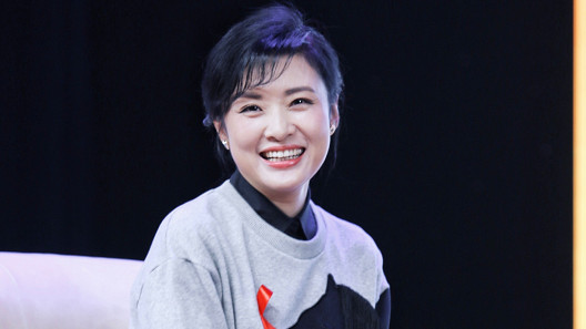 57岁周涛带火了60后新穿搭：卫衣+小白裤+平底鞋，时髦减龄又显贵