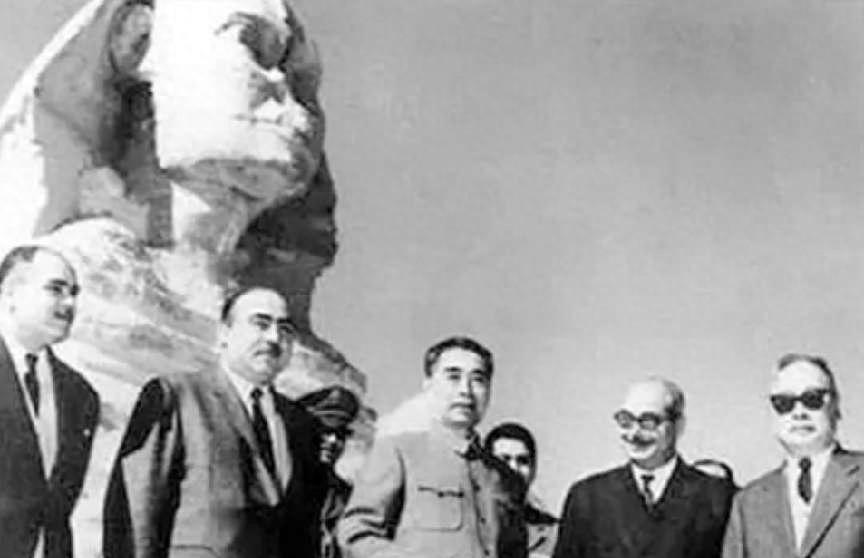 63年总理出访，外国记者提无理要求，女外交官一句话尽显大国风采
“总理，他们要咱