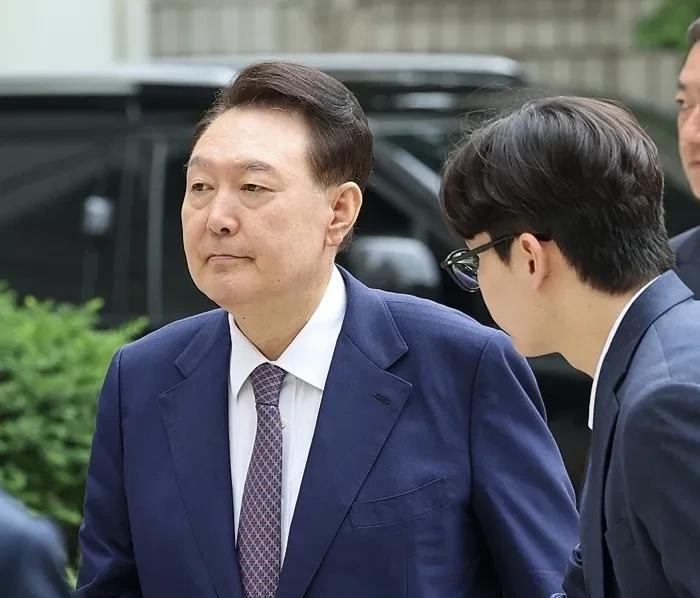 有点出乎意料，韩国首尔中央地方法院25日下午驳回了内乱特别检察组针对前总统尹锡悦