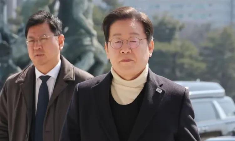 李在明安排上防弹衣了！
就在昨天，3月19日，李在明身着防弹衣出席了韩国最高委员