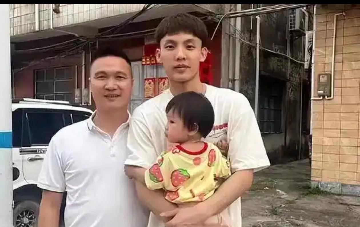 不拼背景，全靠个人努力，打成CBA巨星的三人[灵光一闪]！
1.徐杰
2. 胡金