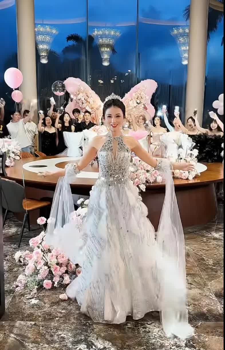 “辛选C姐”陈小硕喜迎自己的37岁生日，因为礼服疑似与“辛选一姐”蛋蛋穿的是同款