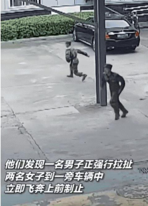 浙江金华街头，武警巡逻途中救下被拉扯的女子。



2025年6月23日，浙江金