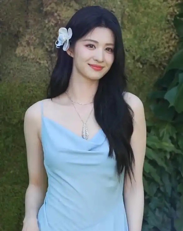 三亚这晚，内娱女星明艳热烈，王楚然美的出众，钟楚曦漫画腿吸睛 ​
